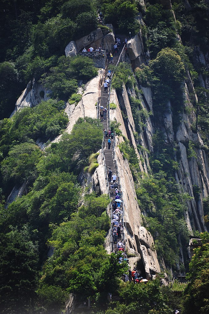 Gunung Hua Shan, Jalur Pendakian Paling Ekstrim Di Dunia (Video Inside)