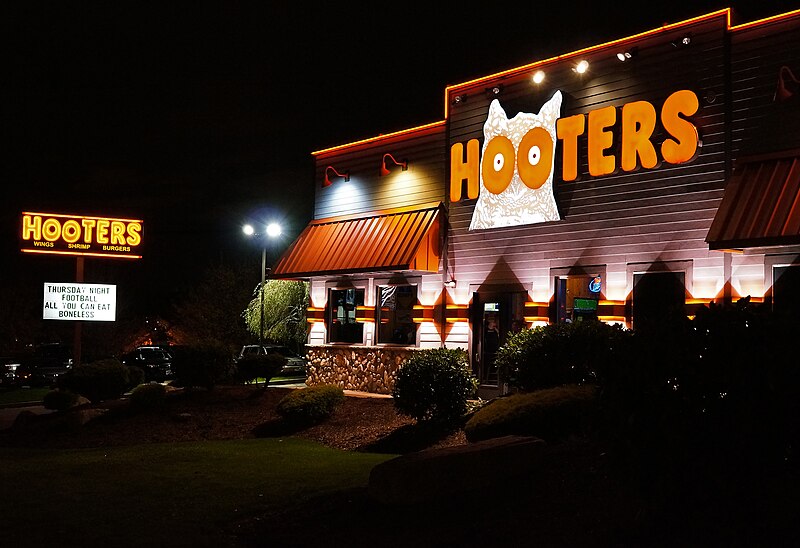 HOOTERS - Restoran yang bikin agan bingung pesen dada atau paha