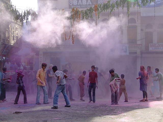 Serunya Festival Lempar Bubuk Warna di India