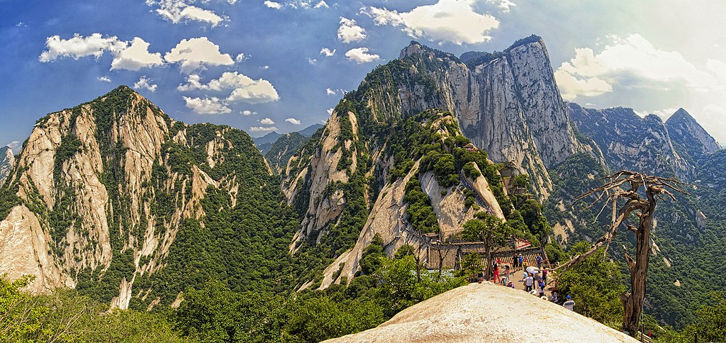 Gunung Hua Shan, Jalur Pendakian Paling Ekstrim Di Dunia (Video Inside)