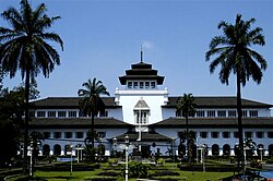 Antara dua Kota ini??