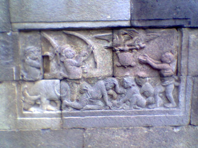 CANDI MENDUT - RELIEF FABEL DUNIA SARAT MORAL