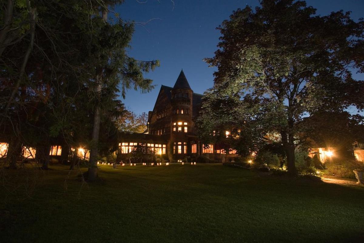 Kastil Belhurst: Tempat Bersejarah &amp; Berhantu Di Upstate New York