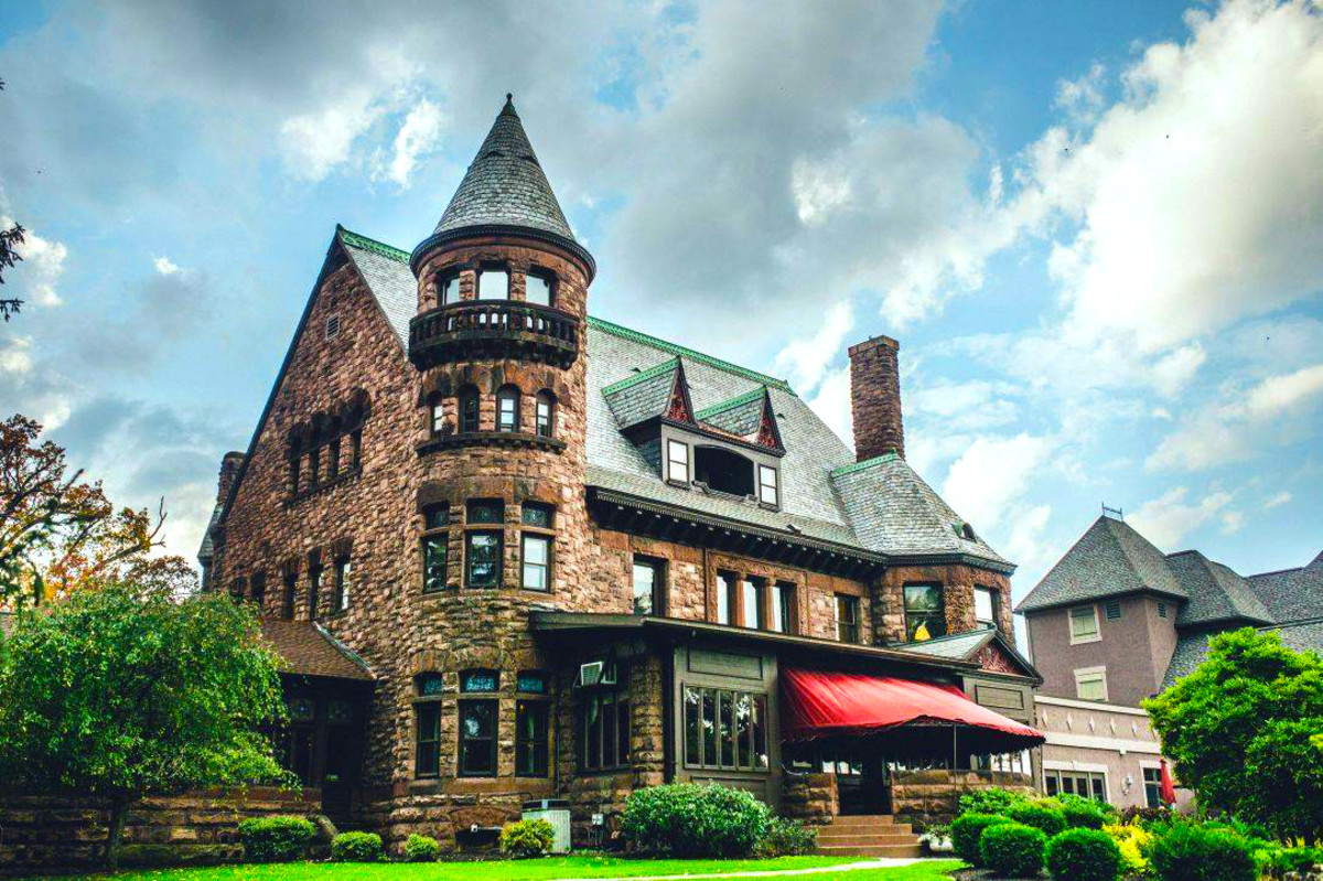 Kastil Belhurst: Tempat Bersejarah & Berhantu Di Upstate New York