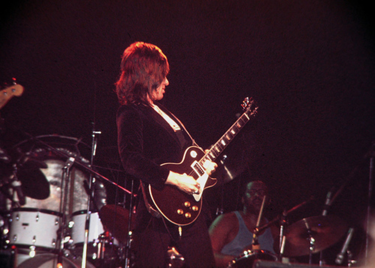 5 Gitaris Terbaik Favorit Ane Dalam Memainkan Gitar Gibson Les Paul 