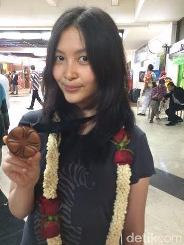 Siapakah Cewek Cakep Ini ? Artis Kah ? Bukan ! Dia Adalah Juara Olimpiade Biologi