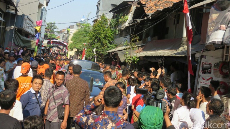 (Ngakak) Jokowi-Iriana Disambut Meriah Warga Pisangan Baru Saat Bagi-bagi Sembako