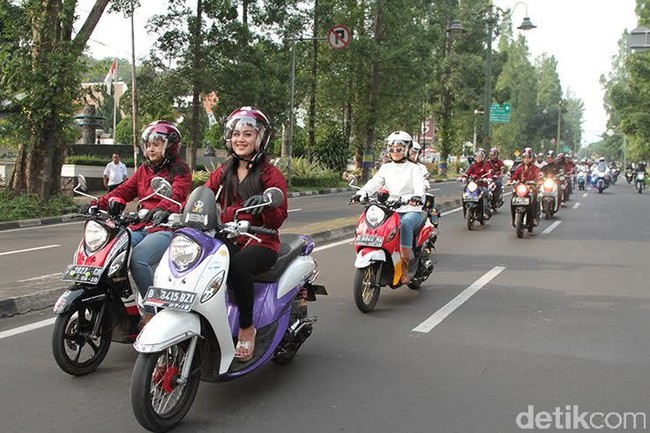 Ini Nih Kebiasaan Buruk Wanita Saat Naik Motor, Setuju?