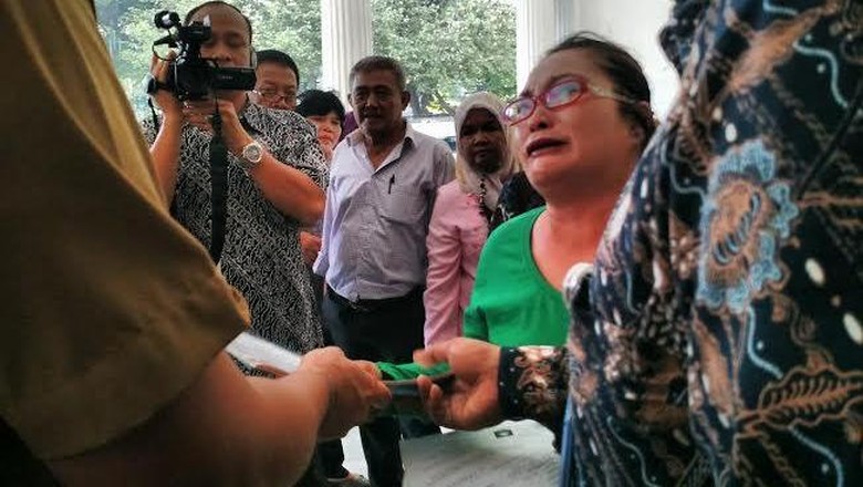 Fitri Simanjuntak Menangis Tersedu di Depan Ahok Lantaran Mau Dipecat