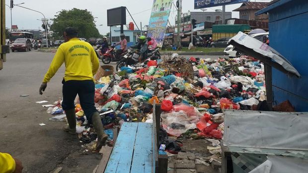 2 Bulan Gaji Tak Dibayar, Buruh Pengangkut Sampah Demo Kantor Walkot Pekanbaru