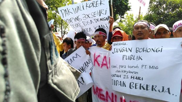 2 Bulan Gaji Tak Dibayar, Buruh Pengangkut Sampah Demo Kantor Walkot Pekanbaru