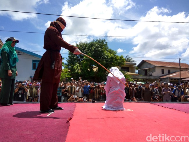 Kasus Mesum, Wanita Muda Pingsan setelah Dihukum Cambuk di Banda Aceh