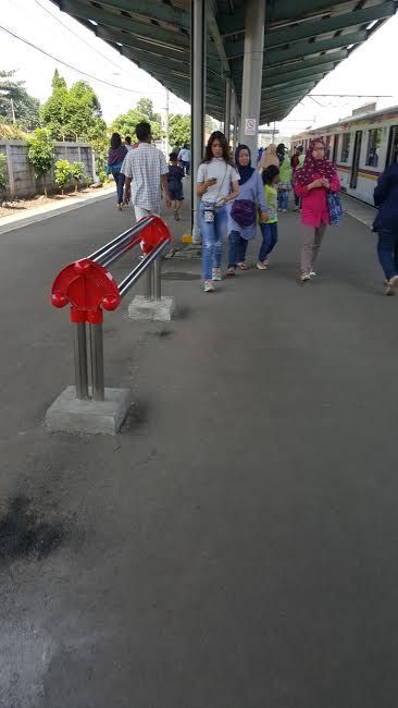 Polemik Kursi Penumpang di Stasiun Commuter Line (Kursi Jemuran Baju)