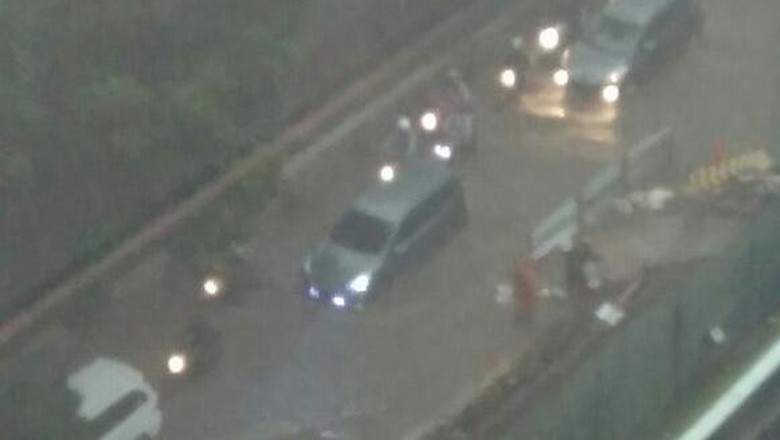 Hati-hati : Banjir di Depan Gedung Nestle TB Simatupang, Lalin Macet Parah