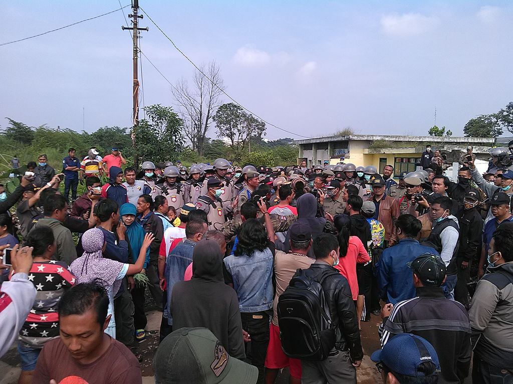 Warga Menangis dan Pingsan Saat Petugas Bongkar Bangunan Liar di Bandung