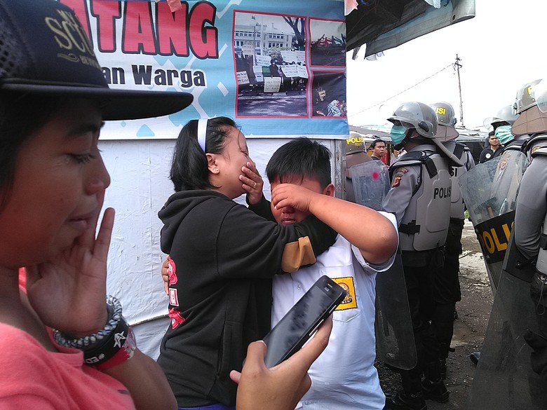 Warga Menangis dan Pingsan Saat Petugas Bongkar Bangunan Liar di Bandung