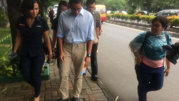 Jalan Kaki di Kuningan, Sandiaga Uno Kritik Trotoar Rusak yang Membahayakan