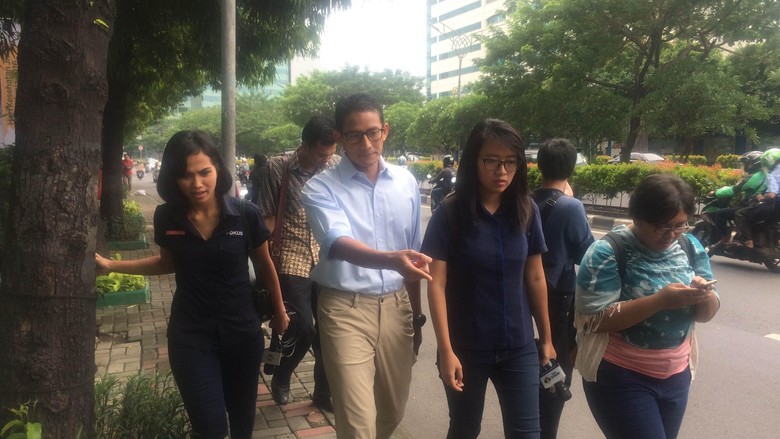 Jalan Kaki di Kuningan, Sandiaga Uno Kritik Trotoar Rusak yang Membahayakan
