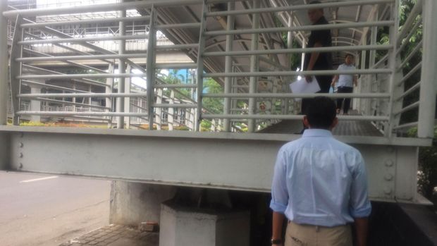 Jalan Kaki di Kuningan, Sandiaga Uno Kritik Trotoar Rusak yang Membahayakan
