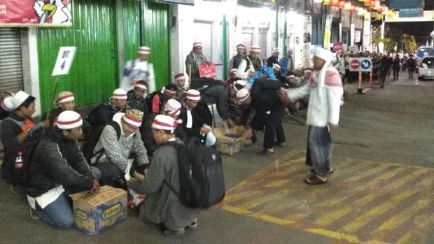 Ratusan Santri Bersih-bersih Aa Gym Terkendala Bus Ikut Aksi 2 Desember