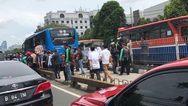 Pejalan Kaki Terlindas TransJ di Mampang, Lalin Arah Ragunan Macet Parah