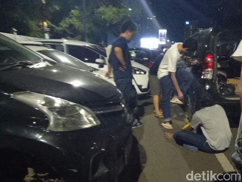 Puluhan Ban Mobil di Jalan Asia Afika Senayan Dikempesin Orang Tak Dikenal