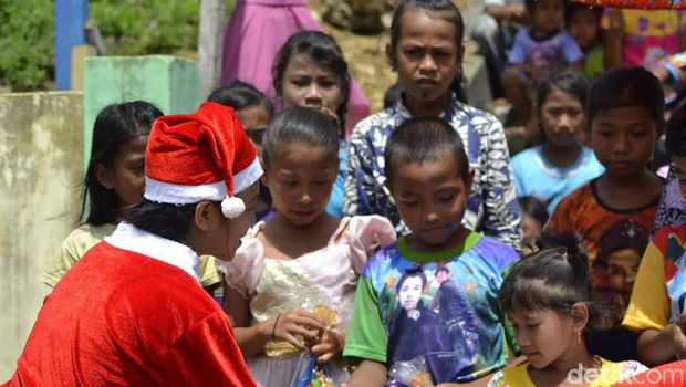 Polisi Berkostum Santa Claus Beri Kado ke Anak-anak di Bangkep Sulteng