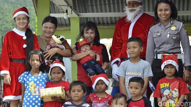 Polisi Berkostum Santa Claus Beri Kado ke Anak-anak di Bangkep Sulteng