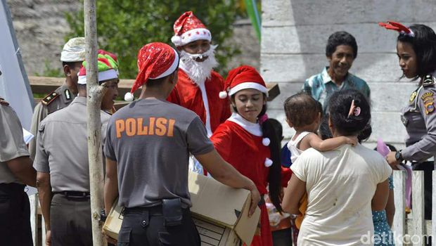 Polisi Berkostum Santa Claus Beri Kado ke Anak-anak di Bangkep Sulteng