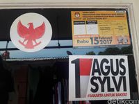 Viral, Warga Kramatjati Protes Rumahnya Ditempel Stiker Agus-Sylvi