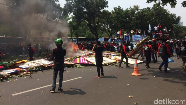 karangan-bunga-ahok-dibakar-buruh-mengaku--bersih-bersih