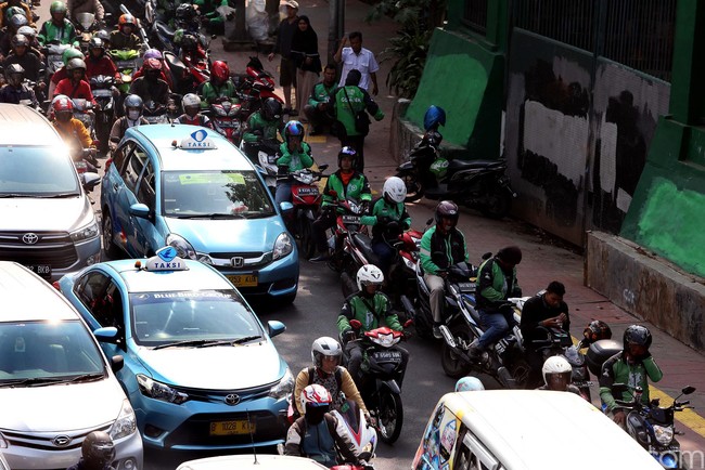 Ada Saja Alasan Tukang Ojek Ngetem di Trotoar Stasiun Palmerah