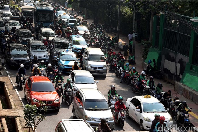 Ada Saja Alasan Tukang Ojek Ngetem di Trotoar Stasiun Palmerah