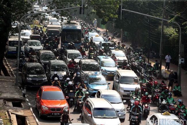 Ngetem di Pinggir Jalan, Ojek Online Bikin Macet
