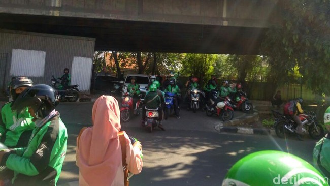 Ada Saja Alasan Tukang Ojek Ngetem di Trotoar Stasiun Palmerah