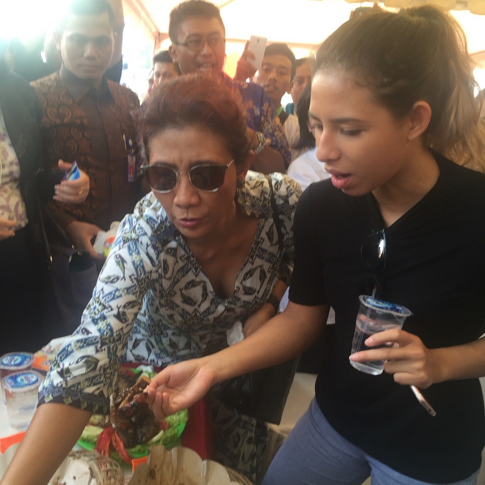 Blusukan ke Malang, Susi Ditemani Putrinya yang Cantik