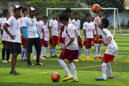 Lapangan sepakbola dengan rumput sintetis satu-satunya di indonesia