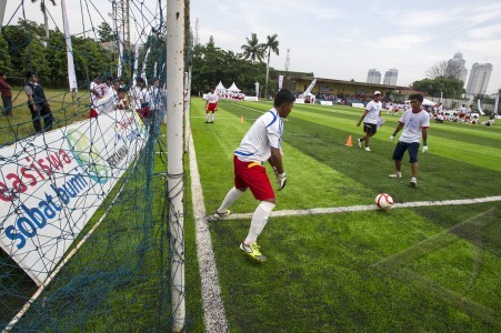 Lapangan sepakbola dengan rumput sintetis satu-satunya di indonesia