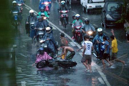 Yang Bikin Dilema Pengendara Motor Saat Musim Hujan