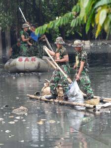 Ini Aksi TNI di Ciliwung. Mana Aksi Agan?