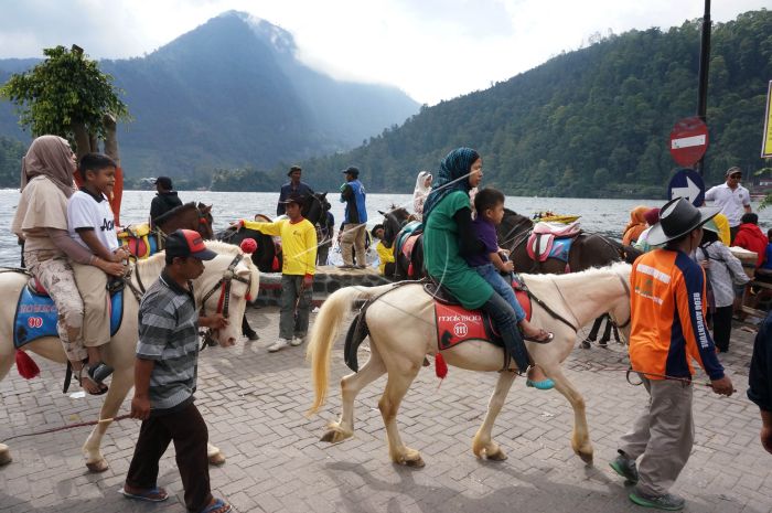 Surga Tersembunyi dalam Keindahan Telaga Sarangan di Magetan