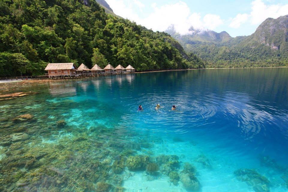 6 destinasi wisata laut dengan hotel terapung paling indah di indonesia