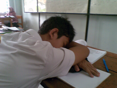 &#91;Foto&#93; Tidur Di Kelas Saat Belajar