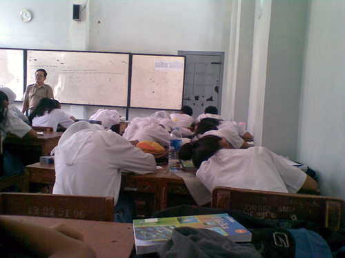 &#91;Foto&#93; Tidur Di Kelas Saat Belajar