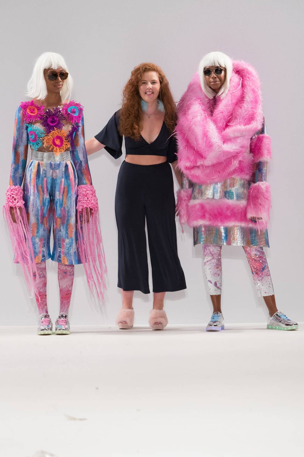 Amanda Lestari Bawa Tenun Baduy Melenggang di London Fashion Week