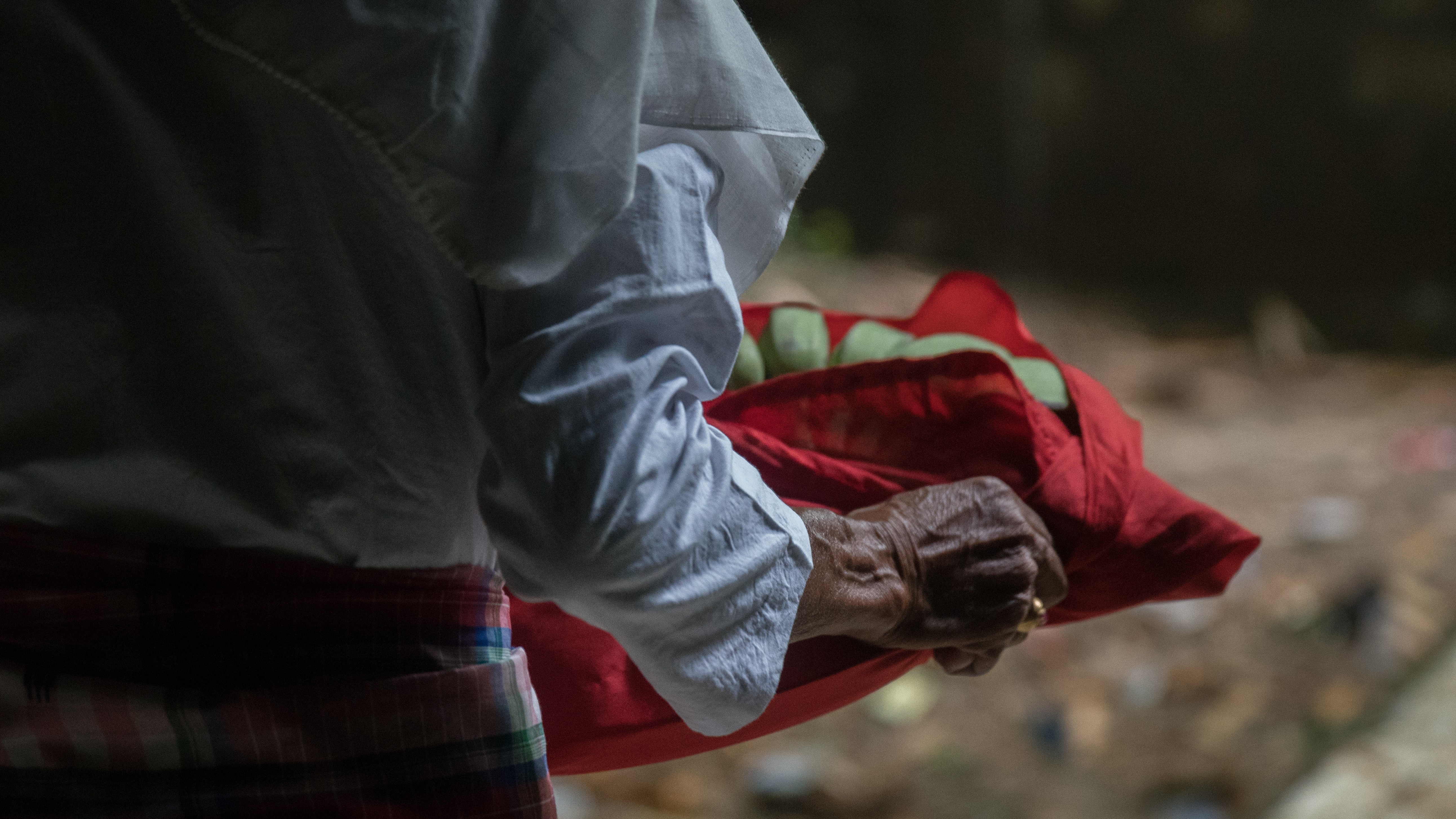 Generasi Terakhir Kaum Trans Setengah Dewa Sulawesi