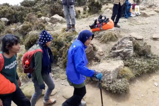 Usia 66 Tahun, Nenek Ini Masih Hobi Naik Gunung?