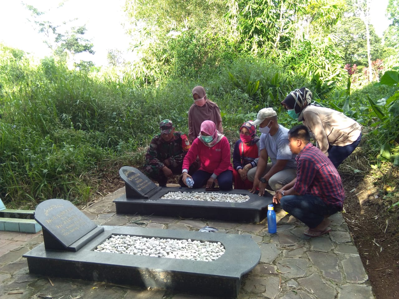Tradisi Nyekar Ke Makam Leluhur Menjelang Bulan Ramadhan Bersama Keluarga