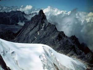 Piramida Cartensz : Gunung Tropis Bersalju Abadi