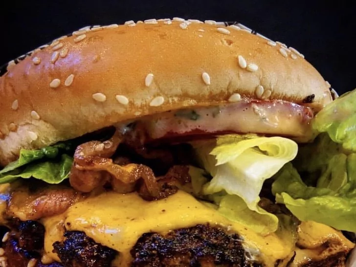 Review— Lawless Burgerbar yang Memiliki Konsep Metal